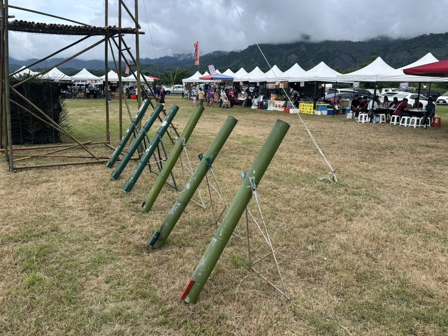 台東鹿野巴格浪活動草地上完成定位的多組煙火發射筒