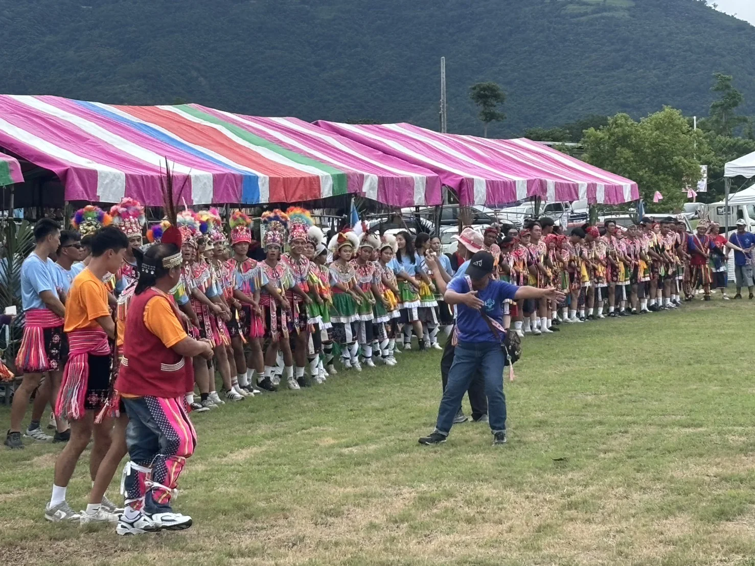 台東鹿野巴格浪活動中族人身著傳統服飾列隊參與舞蹈展演