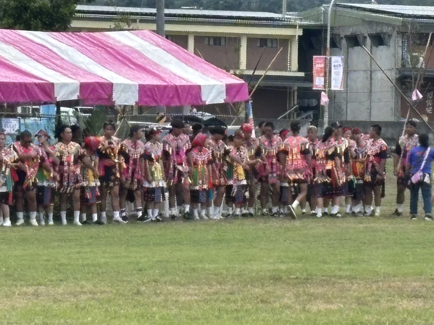台東鹿野巴格浪活動現場身著傳統服飾的族人在帳棚前集合