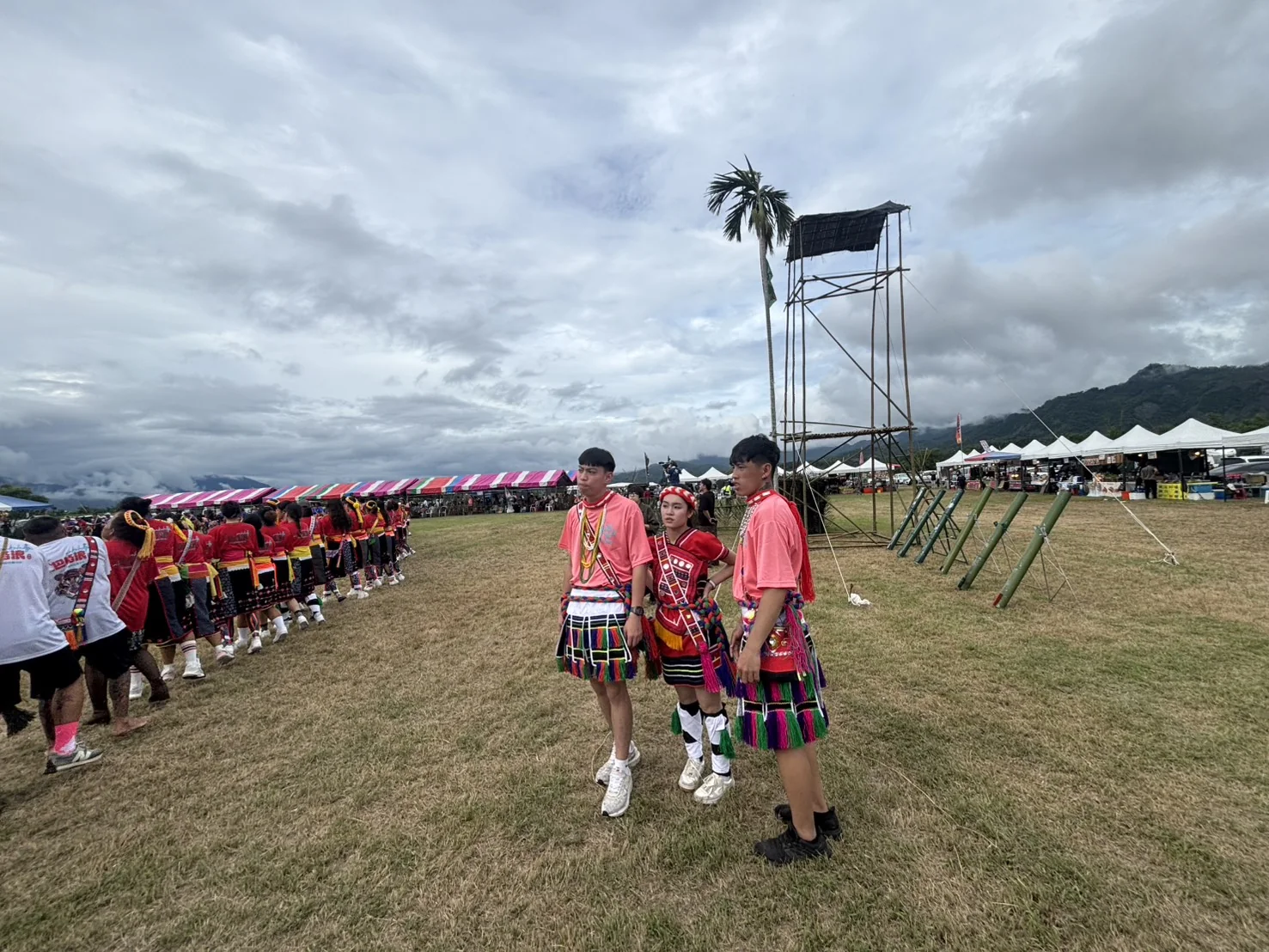 台東鹿野巴格浪活動草地上族人與已架設的煙火發射筒同框