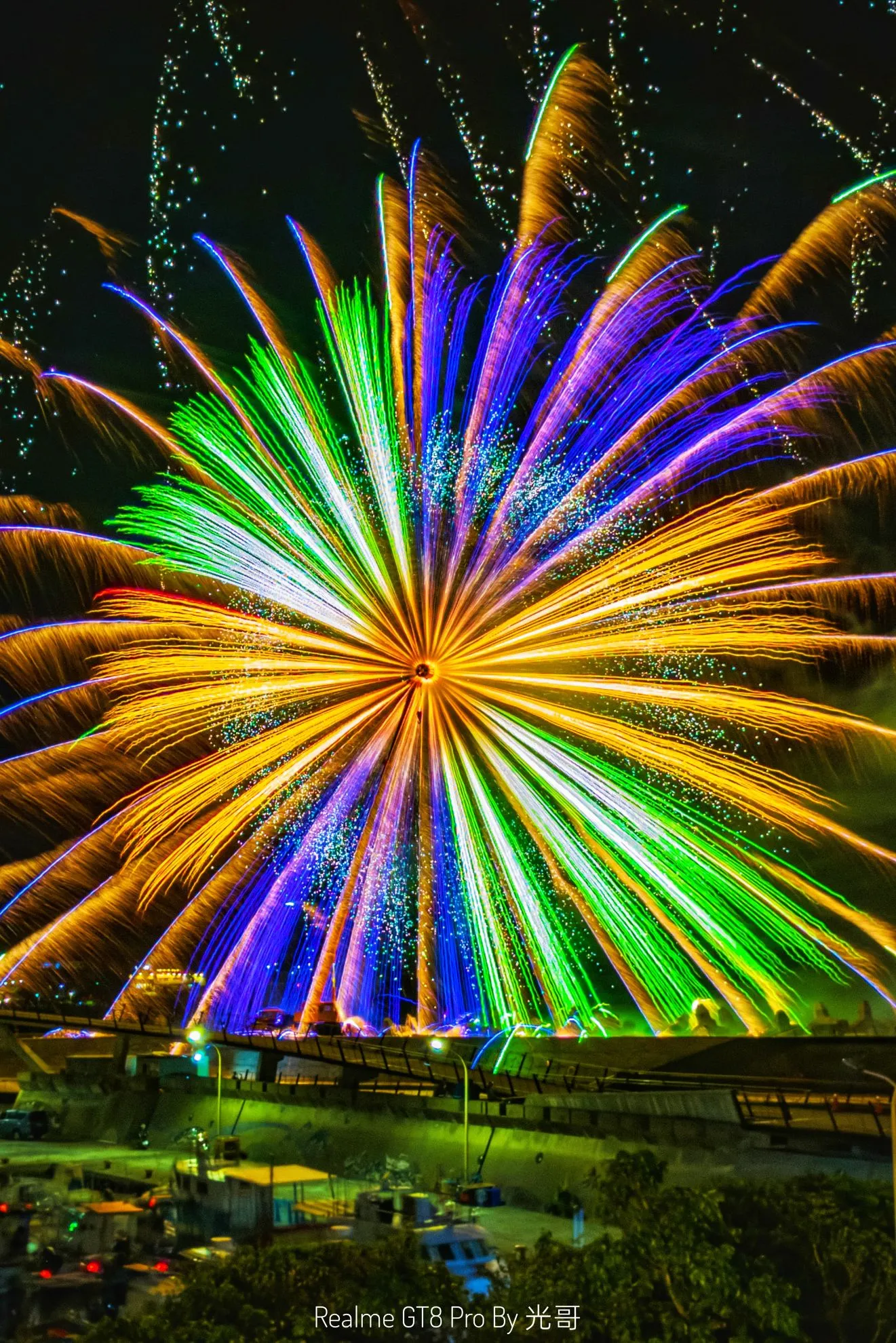 鷄籠中元祭彩虹色煙火在基隆夜空呈扇形綻放