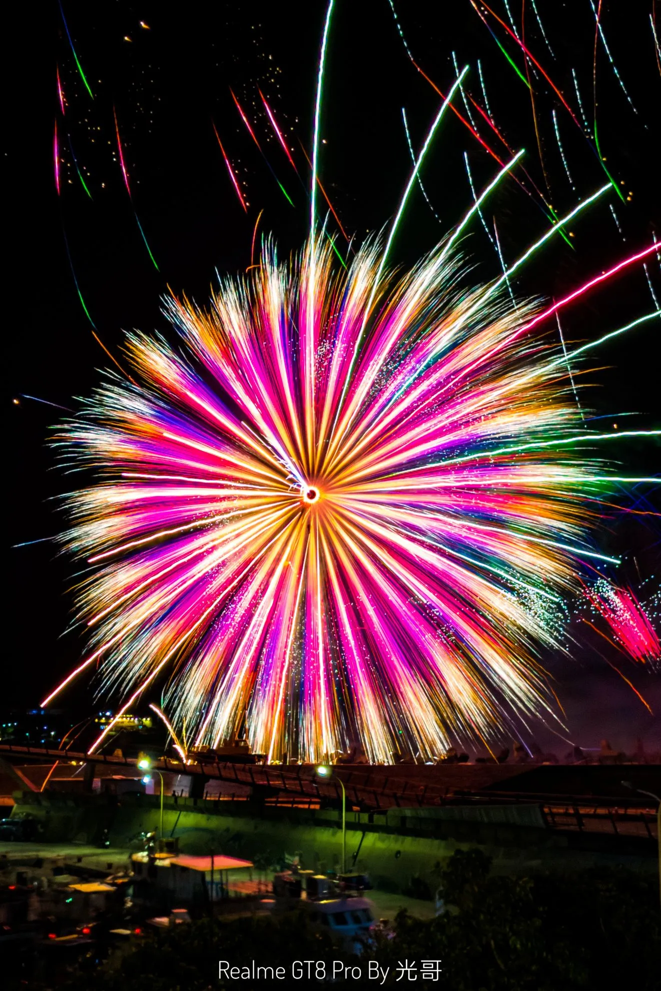 鷄籠中元祭多彩星芒煙火在基隆夜空集中綻放