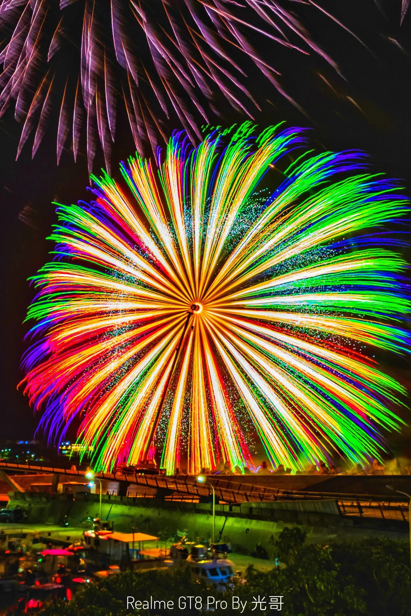 鷄籠中元祭大型彩虹球形煙火覆蓋基隆港區夜空