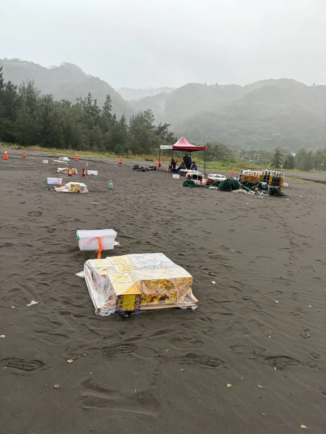 宜蘭外澳沙灘煙火施作中,防護包覆的設備依間距排列於沙地