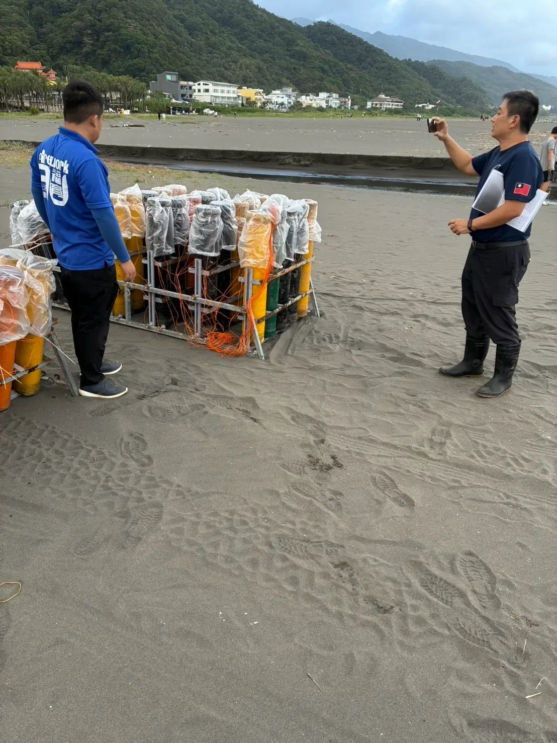 消防查核人員於宜蘭外澳沙灘進行現場查核及拍照記錄