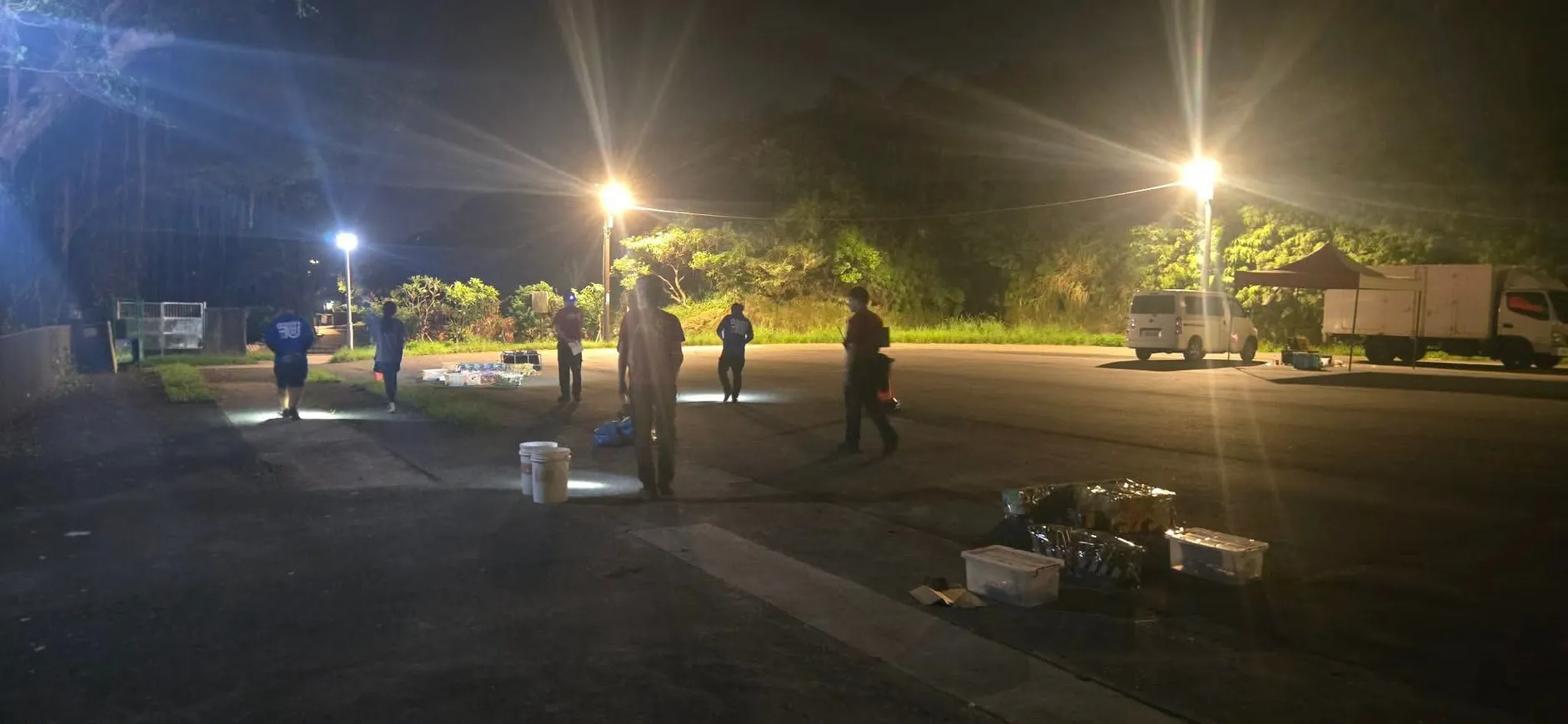 福育團隊夜間在虎仔山施放場地進行煙火設備配置