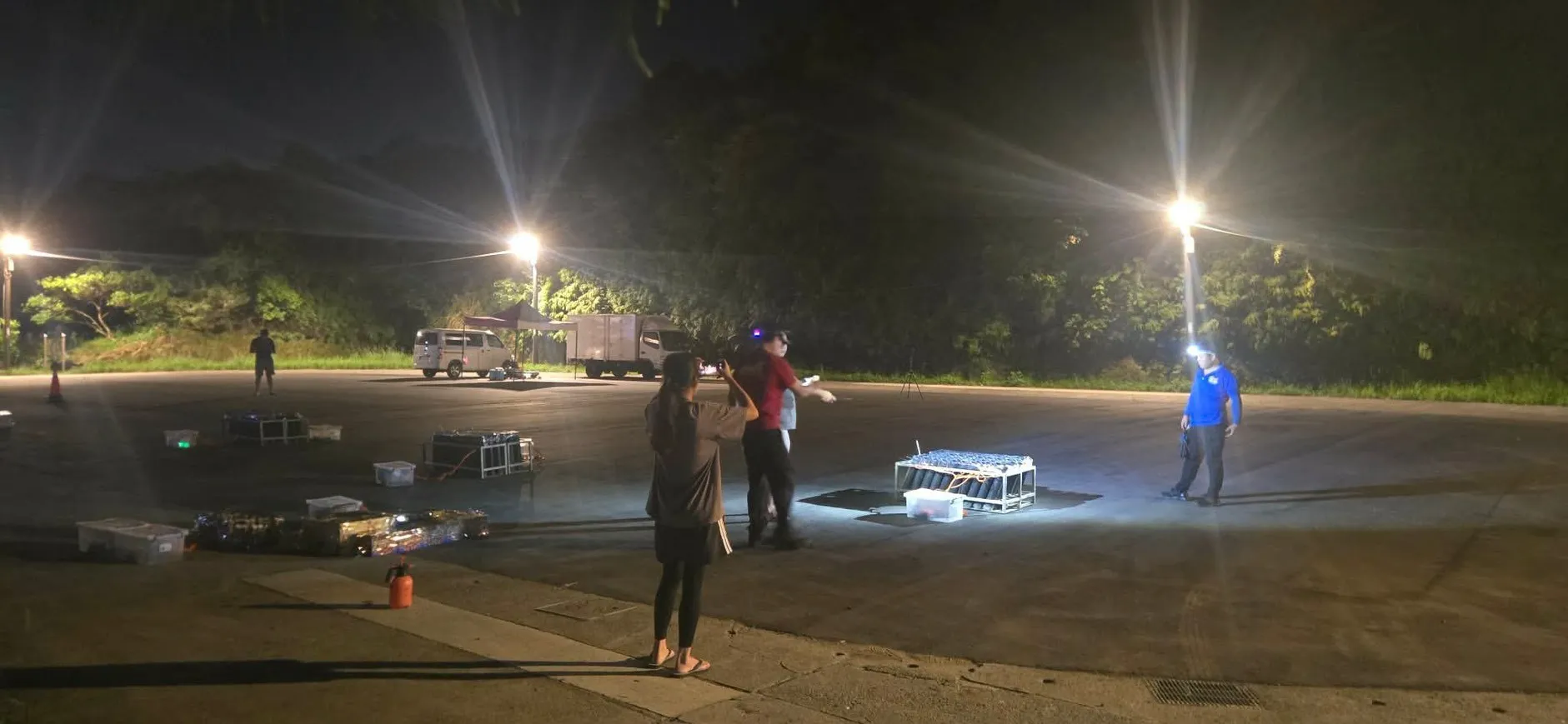 虎仔山夜間施放場地可見多組煙火架與工作人員定位設備