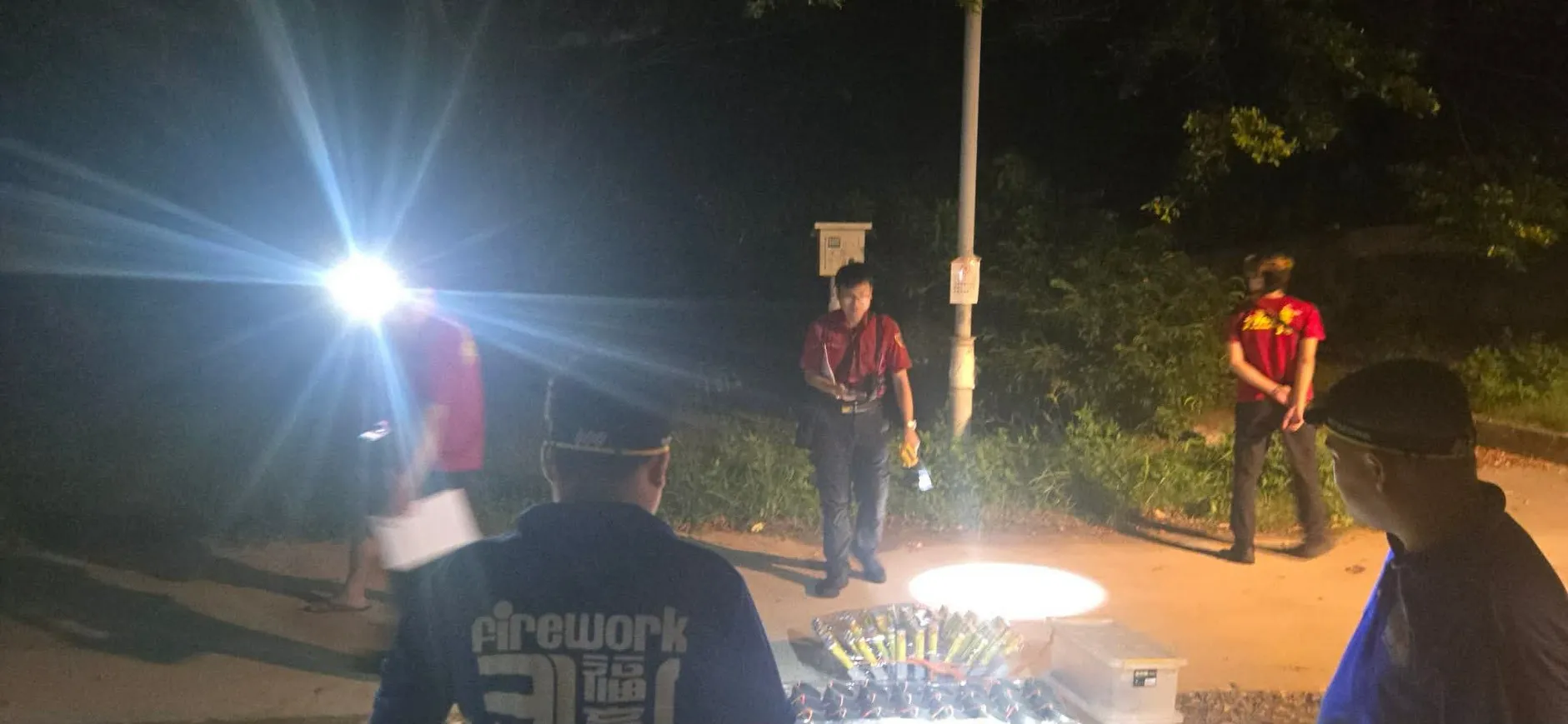 福育團隊圍繞煙火施放架進行夜間消防安檢