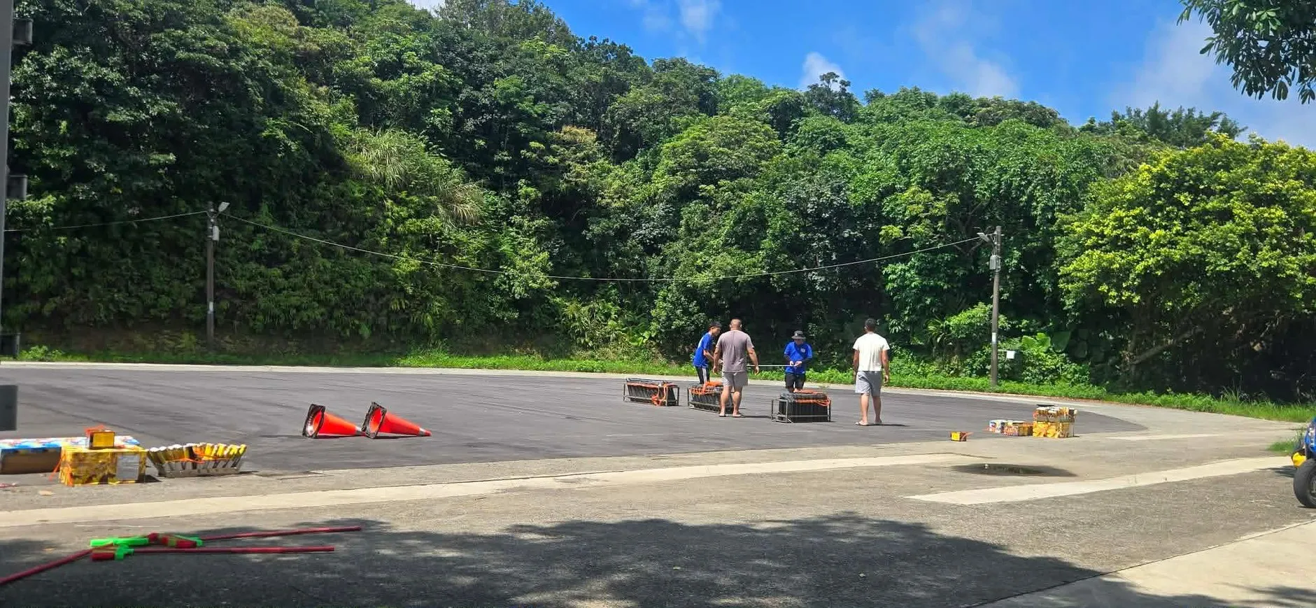 工作人員白天在虎仔山空地排列煙火設備與施放器材
